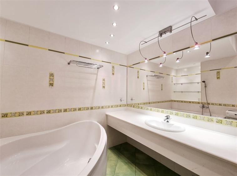 Unfurnished 3-Bedroom Apartment | Arch of Triumph - Kiseleff | Garage & Storage - 11