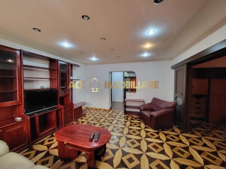 Apartament cu 3 camere semidecomandat, mobilat în Decebal
