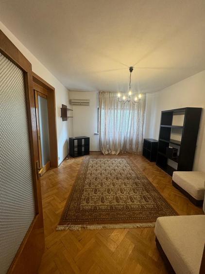 Apartament cu 3 camere decomandat în Victoriei