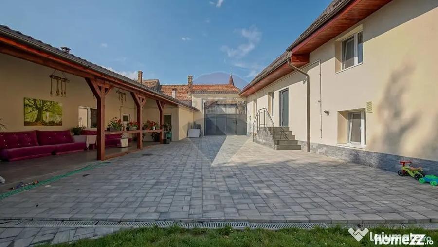 Casă cu 6 camere cu Teren 494 Mp în Vulcan