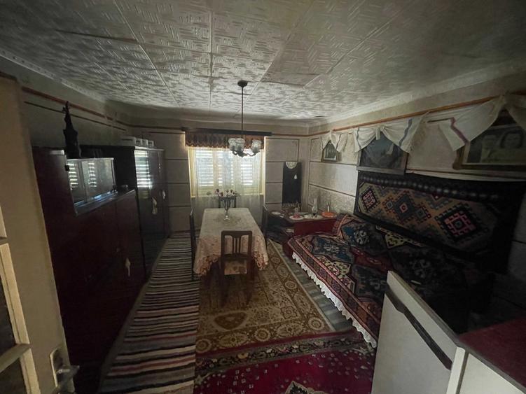 Casă cu 3 camere semidecomandat în Câlnic