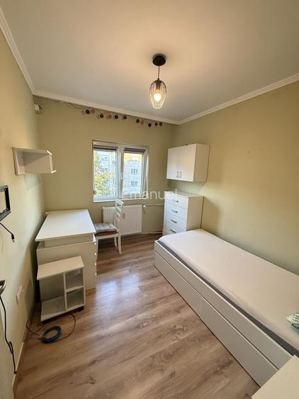 Apartament cu 3 camere , zona Rogerius