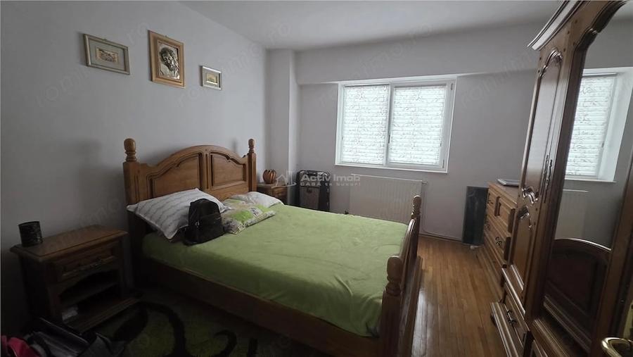 Apartament cu 4 camere decomandat în Sărari