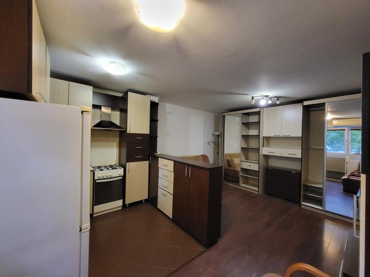 Apartament cu 2 camere decomandat în Apărătorii Patriei