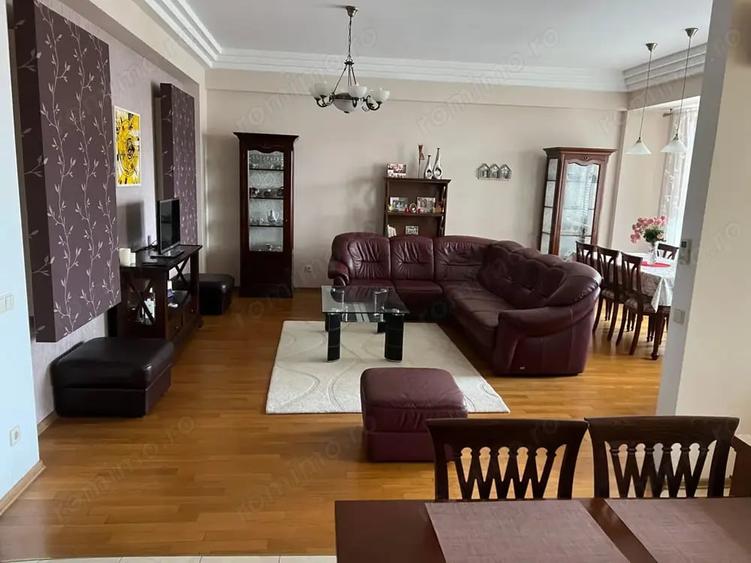 Apartament cu 3 camere decomandat în Tei