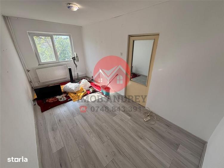 Apartament cu 3 camere decomandat în Piața Nouă