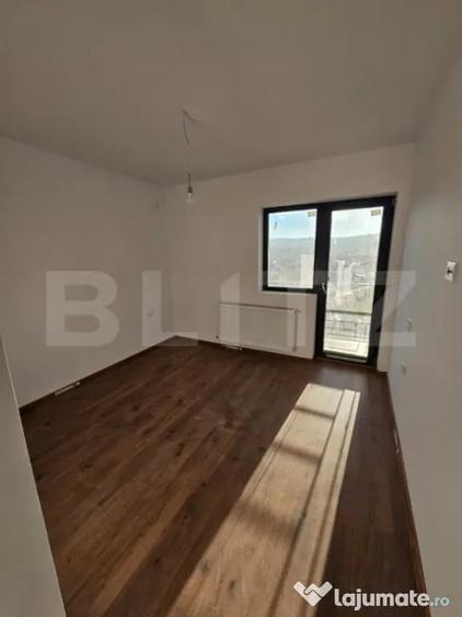 Apartament cu 4 camere semidecomandat în Central