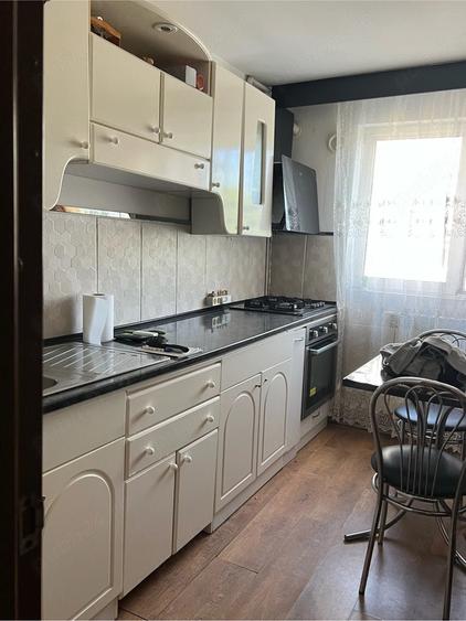 Vand apartament 2 camere si balcon de 15 metri patrati la parter in oras Moreni - 5