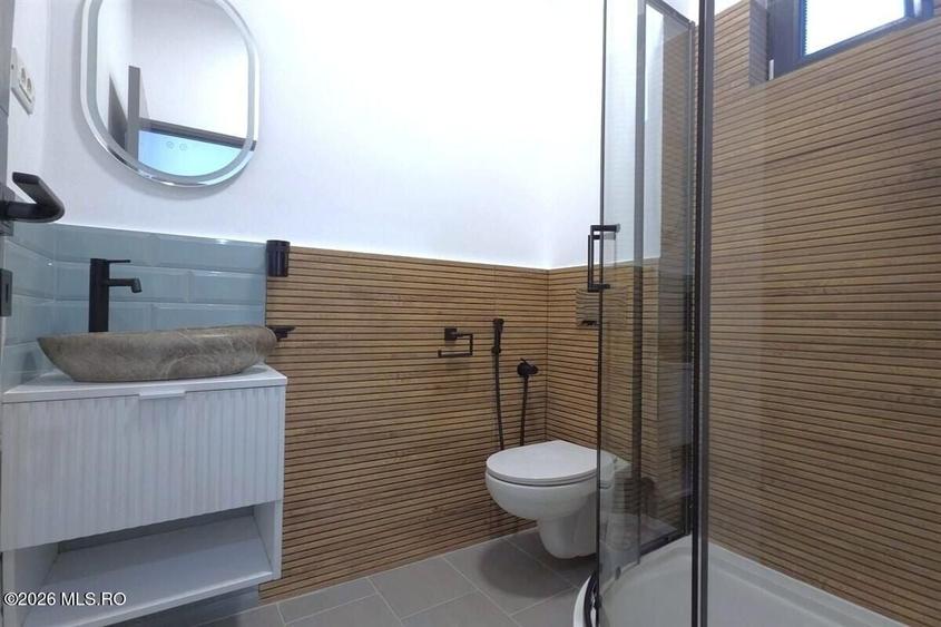 Apartament cu 5 camere semidecomandat, mobilat în Central