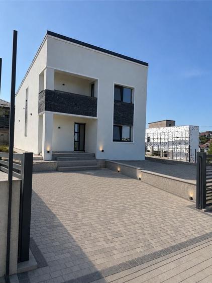 Casă cu 4 camere în Valea Adâncă
