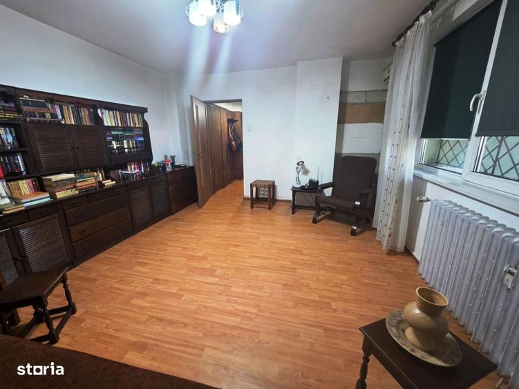 Colentina, intersectie Fundeni, bloc reabilitat, stradal, vedere fata - 11