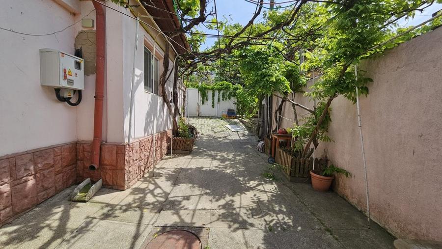 Casă individuală cu 6 camere cu Canalizare în Faleza Nord