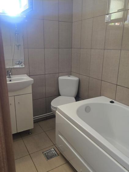 Apartament cu 3 camere nedecomandat, mobilat în Centru Civic