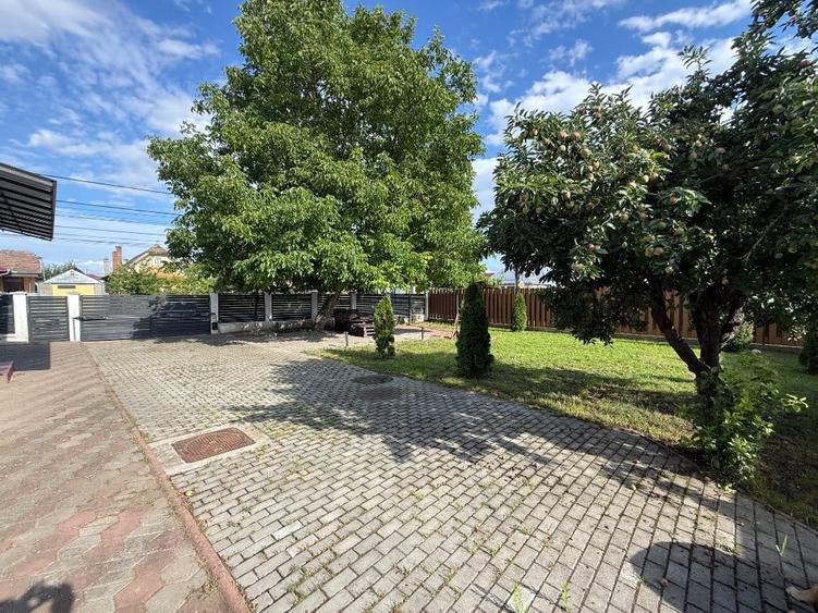 Casă cu 6 camere cu Teren 606 Mp în Central