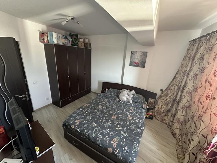 Apartament cu 3 camere decomandat, mobilat în Berceni