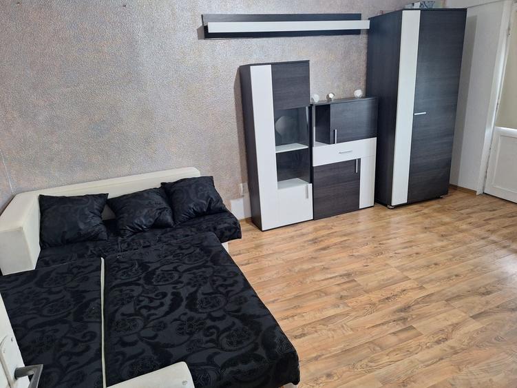 Apartament cu 3 camere decomandat în Faleza Nord