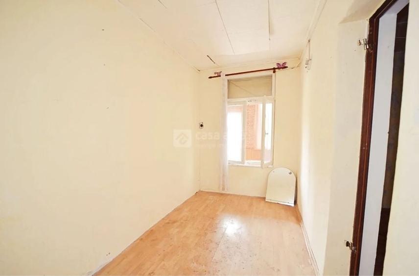 Casă cu 3 camere în Sărărie