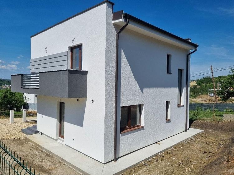 Casă cu 3 camere în Exterior Vest