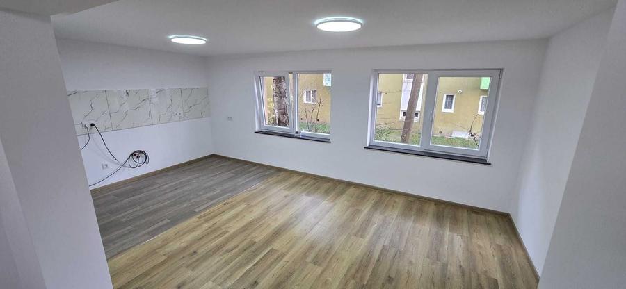 Apartament cu 4 camere semidecomandat în Central