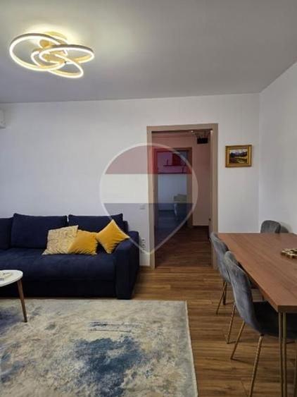 Apartament cu 3 camere semidecomandat, mobilat în Podu Roș