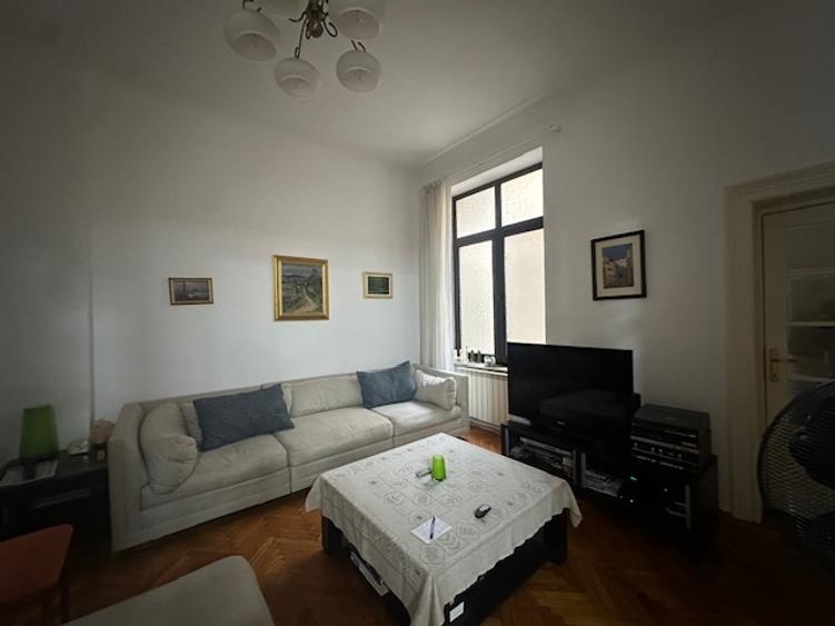 Apartament cu 4 camere semidecomandat în Gara de Nord