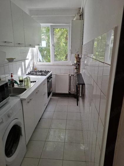 Apartament cu 3 camere semidecomandat în Dacia
