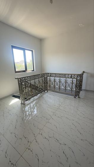Casă cu 4 camere în Lumina
