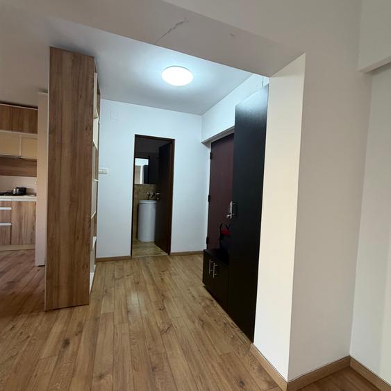 Apartament cu 3 camere semidecomandat în P-ța Alba Iulia