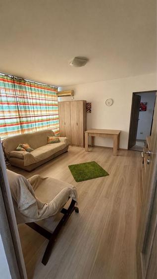 Apartament cu 3 camere semidecomandat în Unirii