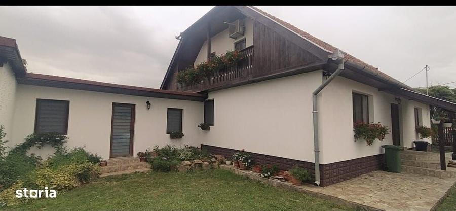 Casă cu 4 camere semidecomandat cu Teren 1000 Mp în Sălard