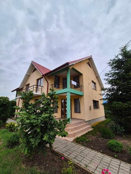 Casă individuală cu 4 camere cu Teren 1718 Mp în Siretu (Săucești)