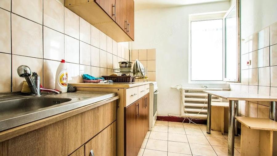 Apartament cu 3 camere semidecomandat în Grivița