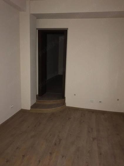 Spațiu comercial, de 16 mp, în P-ța Unirii