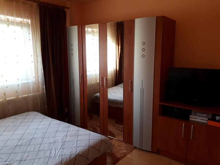 Apartament cu 3 camere semidecomandat în Petru Rareș