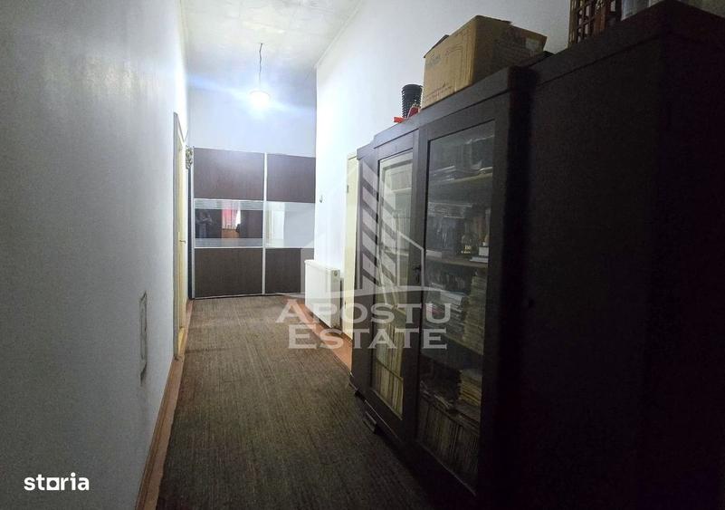 Casă cu 3 camere decomandat în Feniș