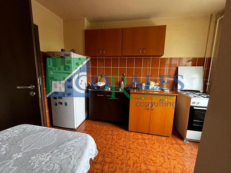 Apartament cu 3 camere decomandat, mobilat în Aradului