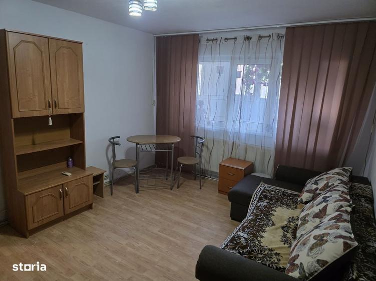 Apartament cu 3 camere semidecomandat în Craiovița Nouă