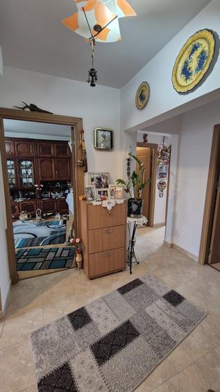 Apartament cu 4 camere decomandat în CET