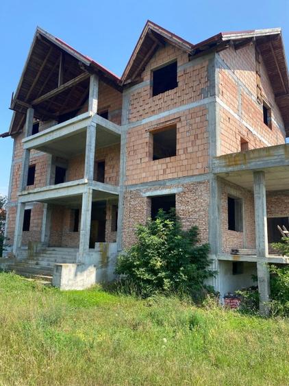 Casă individuală cu 5 camere cu Teren 2500 Mp în Cristești