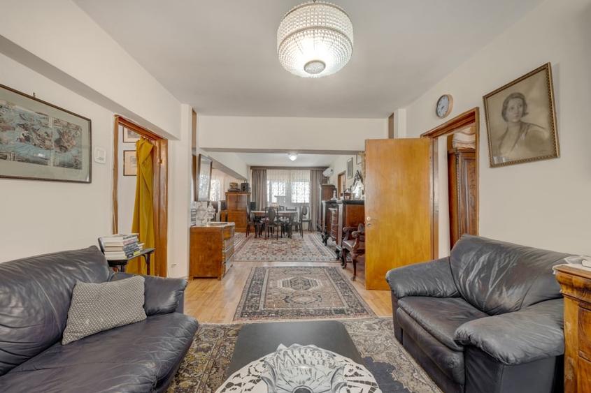 Apartament cu 4 camere semidecomandat, mobilat în 1 Mai