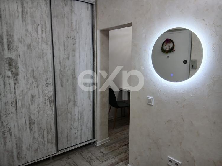 Apartament cu 3 camere semidecomandat, mobilat în Central