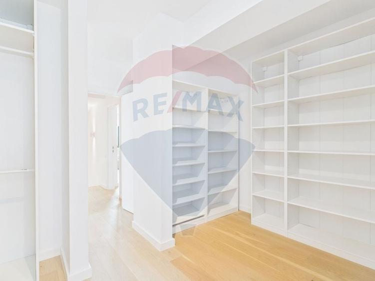 Casă individuală cu 8 camere cu Teren 400 Mp în Corbeanca