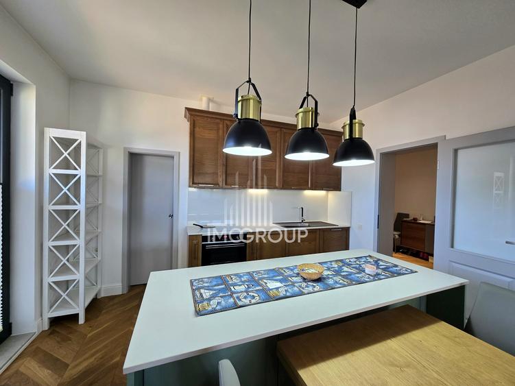 Apartament cu 4 camere semidecomandat, mobilat în Central