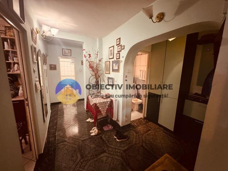 Apartament cu 3 camere decomandat, mobilat în Central