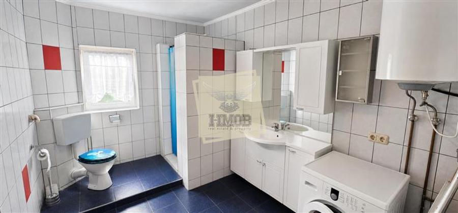 Casă individuală cu 6 camere cu Canalizare în Central