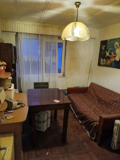Apartament cu 3 camere semidecomandat în Gojdu