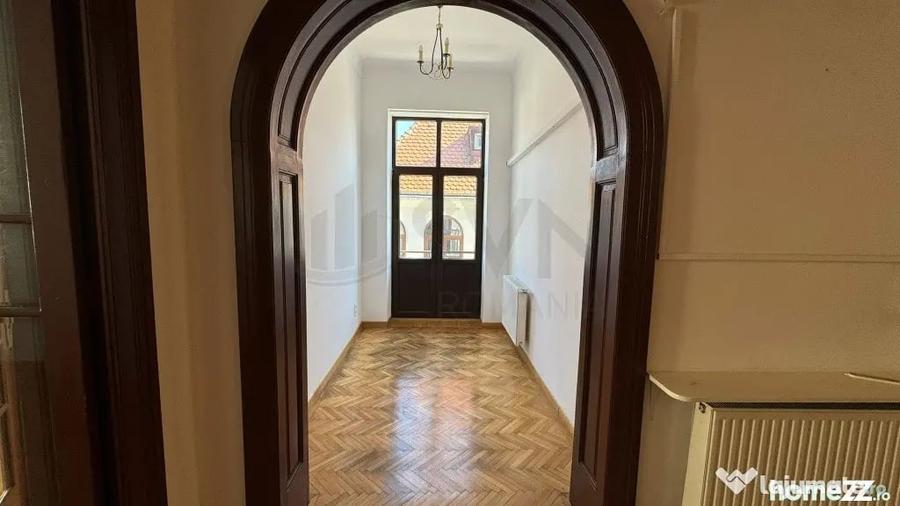 Apartament cu 7 camere decomandat în Capitale