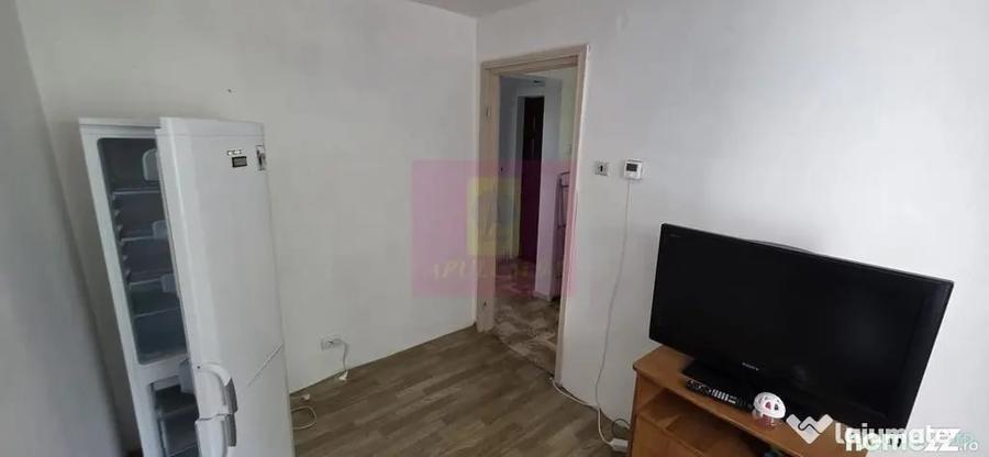 Apartament cu 3 camere semidecomandat în Autogară