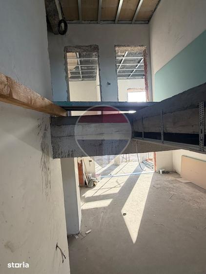 Casă cu 5 camere cu Teren 500 Mp în Malu Mare