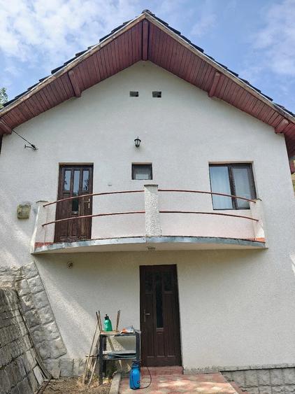 Casă cu 5 camere cu Teren 1000 Mp în Dealu Mic